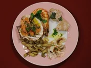 Tintenfisch-Carpaccio, Lachstatar, Tunfisch und Garnelen (Krystian Martinek) - Rezept