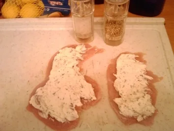 Putenbrust-Rolladen mit Frischkäse und Kräuter füllung - Rezept - Bild Nr. 2