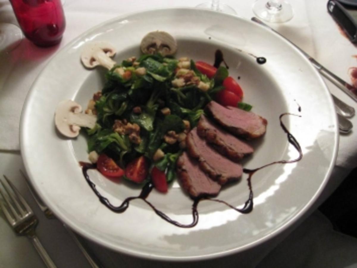 Rosa gebratene Barbarieentenbrust an Rapunzelsalat in Walnußdressing ...