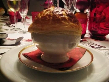 Steinpilzconsomme'  unter der Blätterteighaube - Rezept