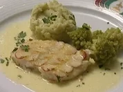Zander an Kartoffelschuppen, Romanescopüree und Paprikasoße - Rezept