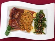 Schweinefilet in Kokos-Rotweinsoße an Balsamicobohnen und Korianderlinsen - Rezept