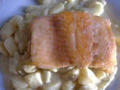 Rezept: Gebratenes Lachsfilet auf Gurken-Kartoffelragout Gebratenes Lachsfilet auf Gurken-Kartoffelragout - Rezept