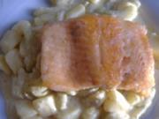 Gebratenes Lachsfilet auf Gurken-Kartoffelragout - Rezept