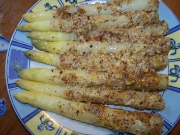 Spargelstangen im Haselnussmantel - Rezept