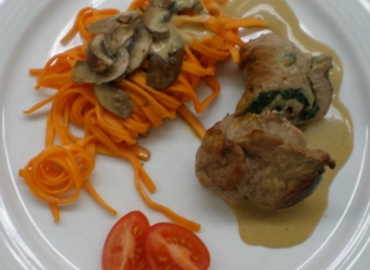 Bilder für Involtini vom Kalb mit Blattspinat und Gorgonzola an Champignonpasta - Rezept