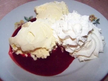 Vanilleparfait mit Himbeerspiegel und Schlagsahne - Rezept