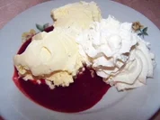 Vanilleparfait mit Himbeerspiegel und Schlagsahne - Rezept