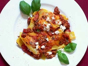 Lasagnette mit Salsiccia-Ragout und Ricotta - Rezept