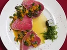 Rezept: Gebeizter Tunfisch in Orangen-Kapernsoße Gebeizter Tunfisch in Orangen-Kapernsoße - Rezept