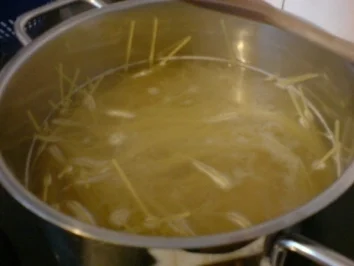 Spaghetti mit Käsesoße und Kräutertomaten - Rezept