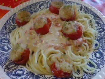 Spaghetti mit Käsesoße und Kräutertomaten - Rezept