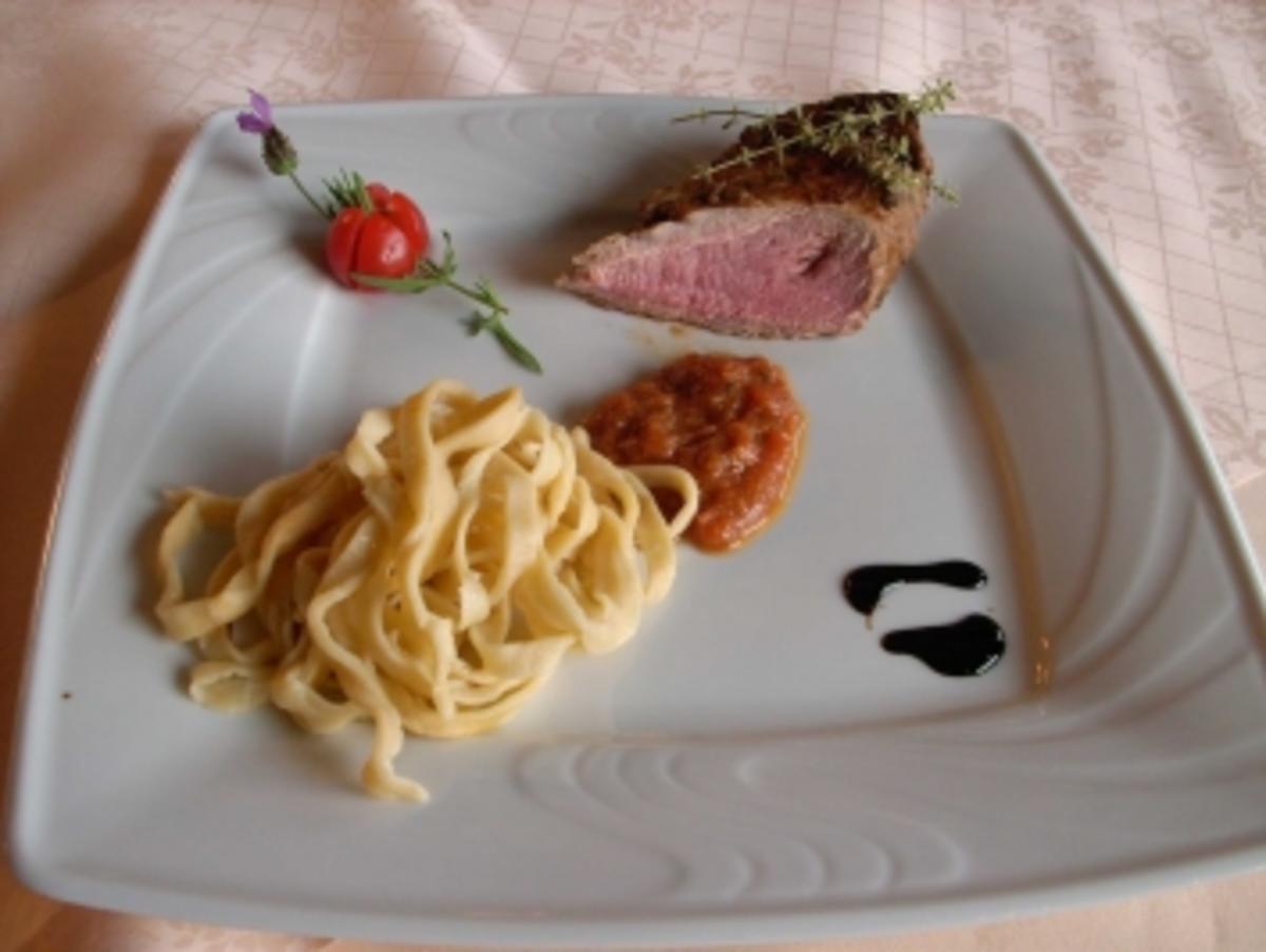 Balsamico-Schweinefilet mit Tomatensugo und Bandnudeln - Rezept