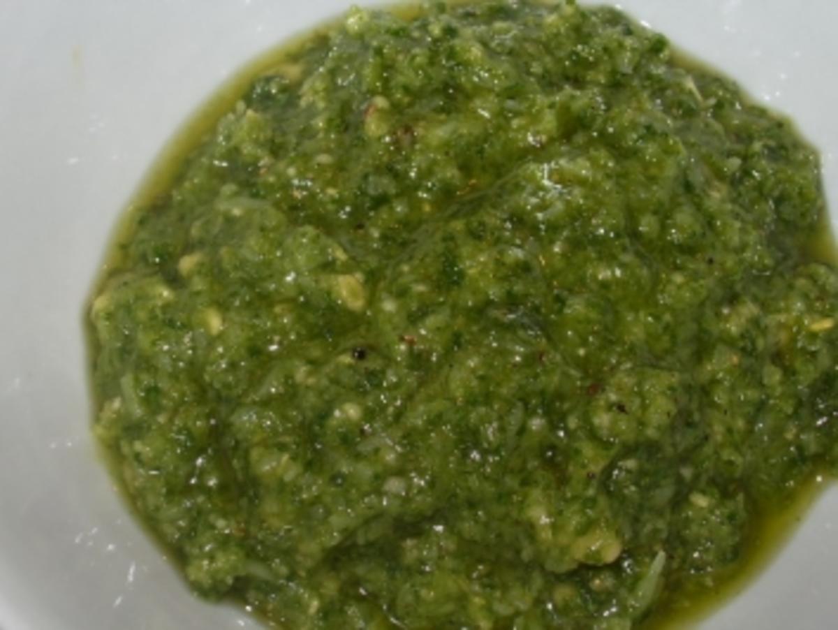 Bilder für Pesto mit Rucola oder Basilikum, Bärlauch, Portulak, Kresse oder Petersilie und Pinienkerne oder Cashews - Rezept