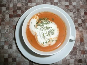 Rezept: Tomatensüppchen unter Sahnehaube Tomatensüppchen unter Sahnehaube - Rezept
