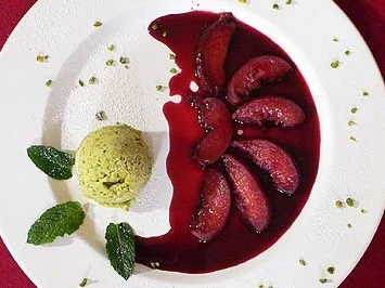 Pfirsich in Rotwein mit Pistazieneis - Rezept