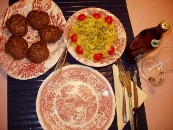 Fleischpflanzerl mit Kartoffelsalat - Rezept