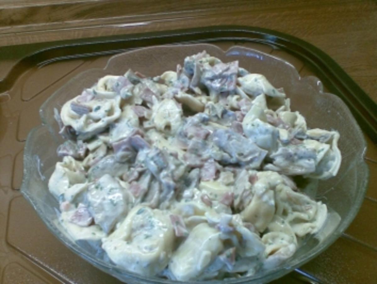 Tortellinisalat mit Tortellini gefüllt mit Fleisch oder Schinken und ...