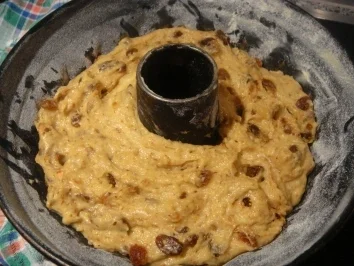 Kuchen: Amaretto-Mandel-Früchte-Hefe-Gugelhupf - Rezept