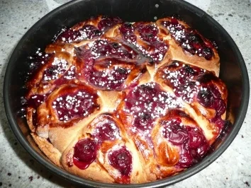 Rosenkuchen mit Kirschen - Rezept