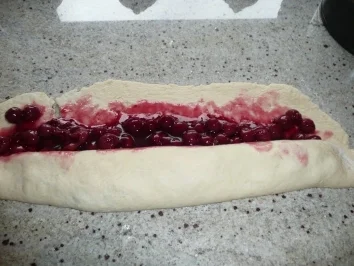 Rosenkuchen mit Kirschen - Rezept