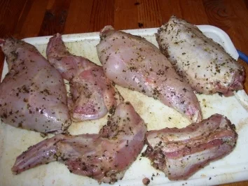 Kaninchen in Rotwein-Kräuter-Sosse - Rezept