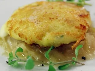 Mozzarella-Erdäpfelschnitzel auf Sauerkraut - Rezept