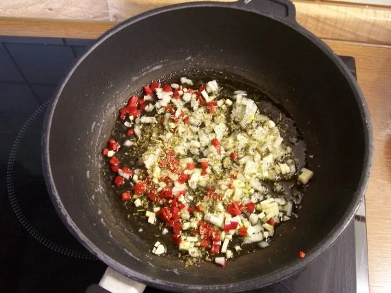 Rezept: Spaghetti mit scharfer Salami-Soße Bild Nr. 2 Spaghetti mit scharfer Salami-Soße - Rezept - Bild Nr. 2