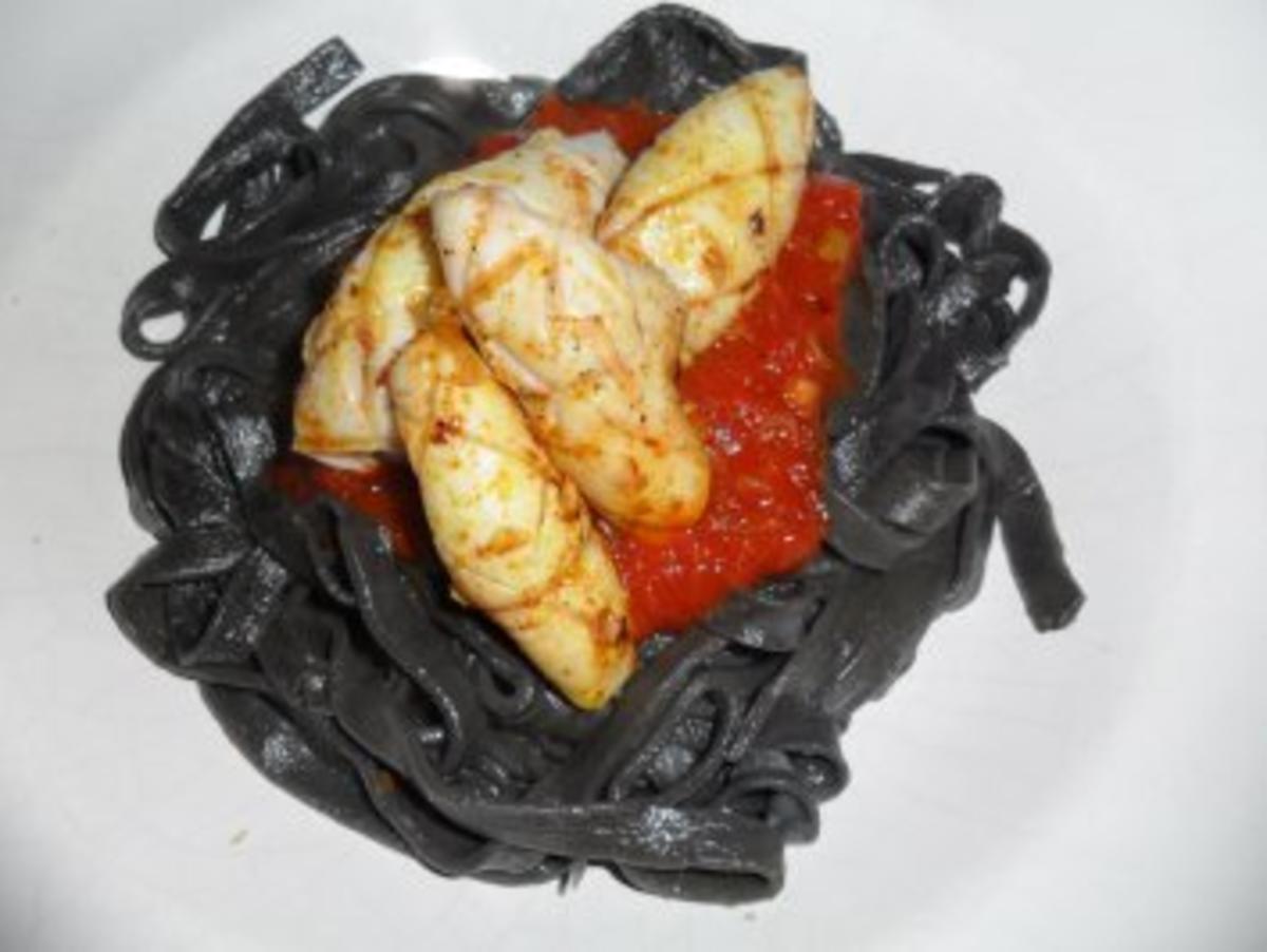 Gebratene Sepia (Tintenfisch) auf scharzen Bandnudeln mit Tomatensoße - Rezept - Bild Nr. 8