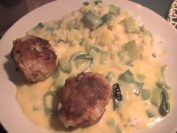 Rezept: Mettfrikadellen in Currysauce Mettfrikadellen in Currysauce - Rezept