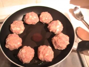 Rezept: Mettfrikadellen in Currysauce Mettfrikadellen in Currysauce - Rezept