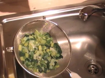 Rezept: Mettfrikadellen in Currysauce Mettfrikadellen in Currysauce - Rezept