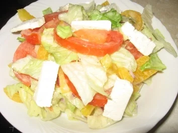 gemischter Eisbergsalat mit Feta - Rezept