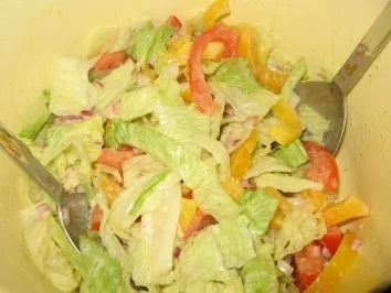 gemischter Eisbergsalat mit Feta - Rezept