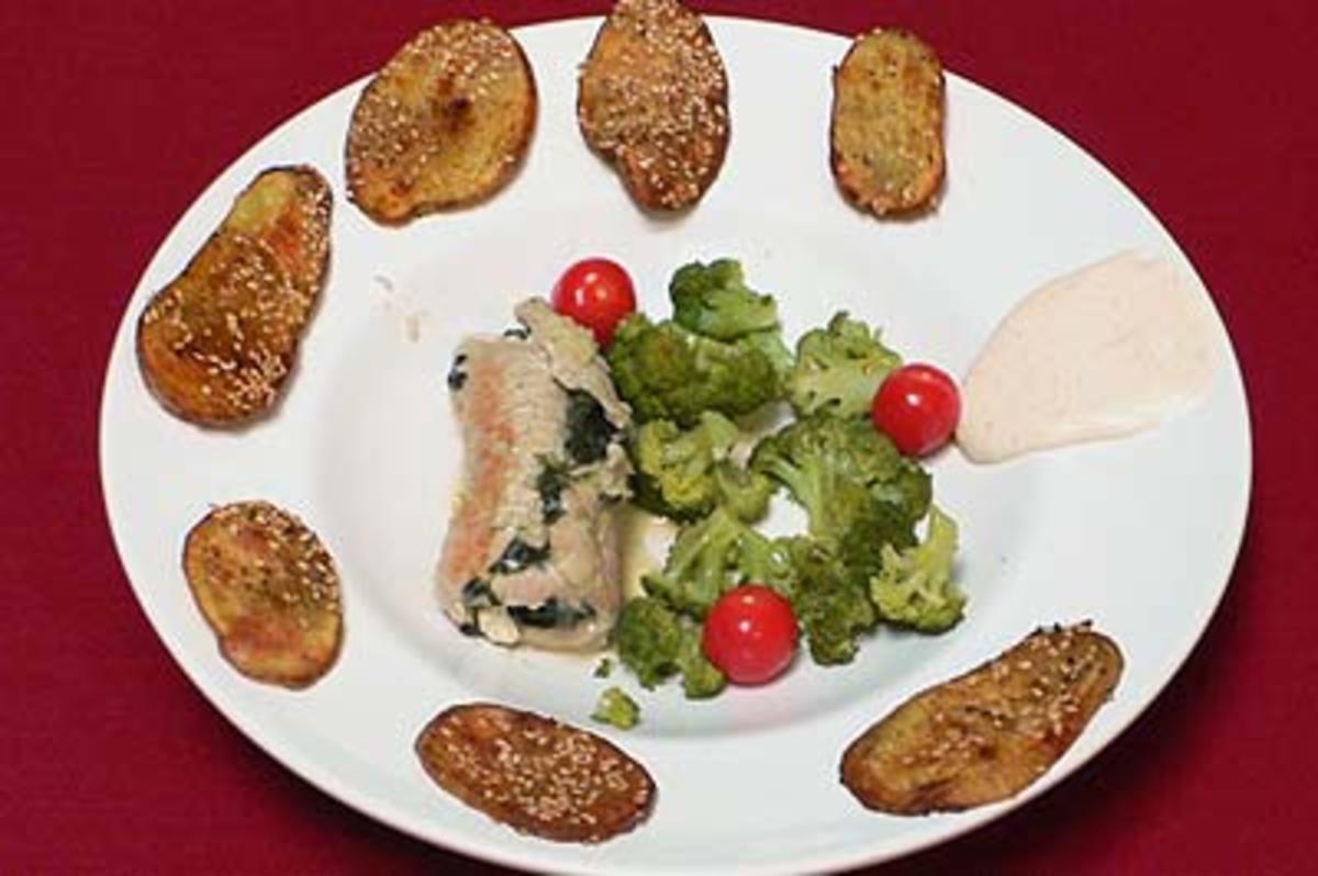 Gerolltes Putenfilet mit Spinatfüllung, Saisongemüse und Sesambackkartoffeln - Rezept - Bild Nr. 9