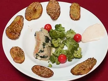 Rezept: Gerolltes Putenfilet mit Spinatfüllung, Saisongemüse und Sesambackkartoffeln Bild Nr. 9 Gerolltes Putenfilet mit Spinatfüllung, Saisongemüse und Sesambackkartoffeln - Rezept - Bild Nr. 9