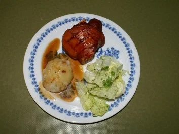 Haxe vom Spanferkel mit Klößen - Rezept