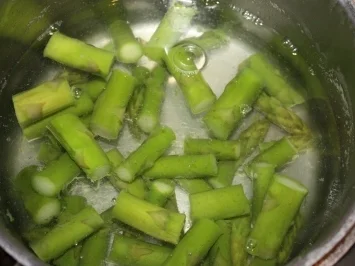 amüsierte Schollenröllchen trifft grünen Spargel an Gorgonzola Sauce - Rezept