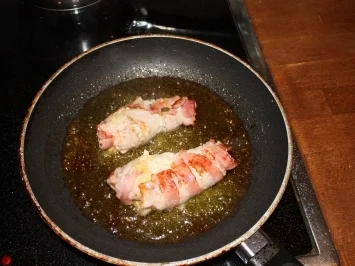 amüsierte Schollenröllchen trifft grünen Spargel an Gorgonzola Sauce - Rezept