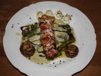 amüsierte Schollenröllchen trifft grünen Spargel an Gorgonzola Sauce - Rezept