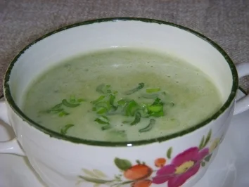 Rezept: Frühlingszwiebelsuppe mit Kartoffeln Frühlingszwiebelsuppe mit Kartoffeln - Rezept