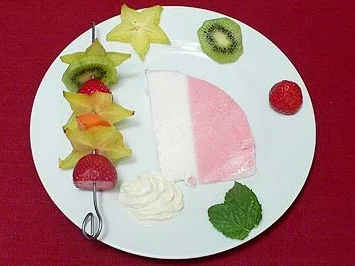 Rezept: Johannisbeerkuppel mit Fruchtspießen Johannisbeerkuppel mit Fruchtspießen - Rezept