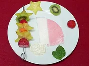 Johannisbeerkuppel mit Fruchtspießen - Rezept