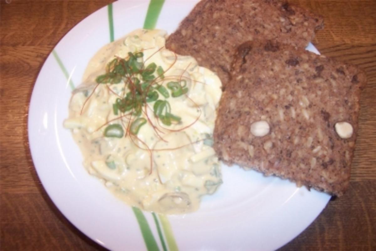 Eiersalat mit Eier und Gewürzgurke Sauerkonserve - Rezept mit Bild ...