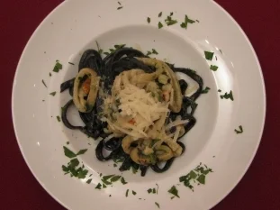 Rezept: Schwarze Bandnudeln mit Tintenfisch in würziger Weißwein-Gemüsesoße Schwarze Bandnudeln mit Tintenfisch in würziger Weißwein-Gemüsesoße - Rezept