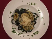 Schwarze Bandnudeln mit Tintenfisch in würziger Weißwein-Gemüsesoße - Rezept