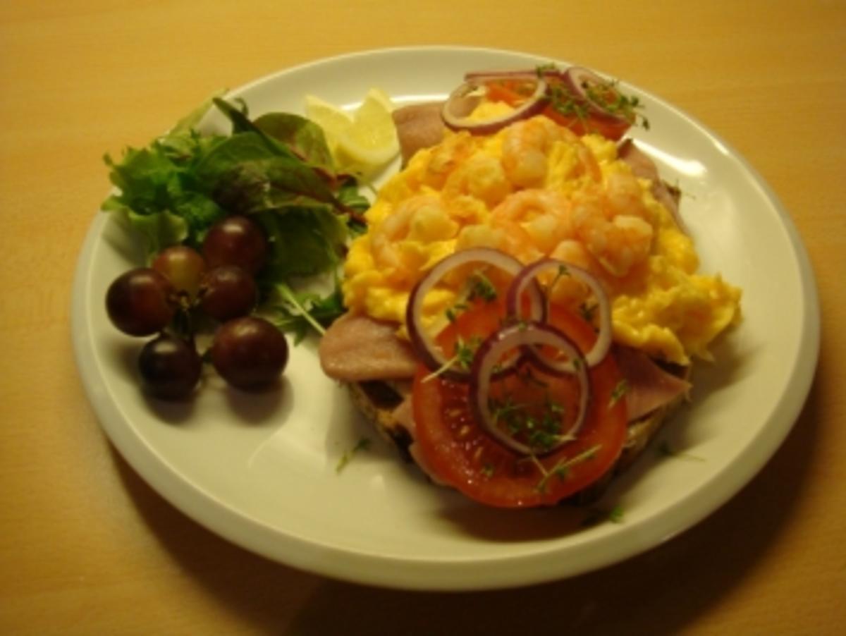 Rührei mit Shrimps auf Matjesfilet - Rezept - kochbar.de