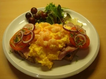 Rezept: Rührei mit Shrimps auf Matjesfilet Rührei mit Shrimps auf Matjesfilet - Rezept