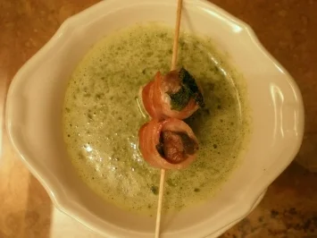 Rezept: Spinat-Bärlauchsuppe mit Lammfilet im Salbei-Speckmantel Spinat-Bärlauchsuppe mit Lammfilet im Salbei-Speckmantel - Rezept