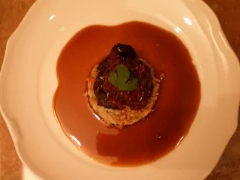 Rezept: Geschmorte Kalbsbäckchen mit Gemüsereis und Zwiebelmarmelade Geschmorte Kalbsbäckchen mit Gemüsereis und Zwiebelmarmelade - Rezept